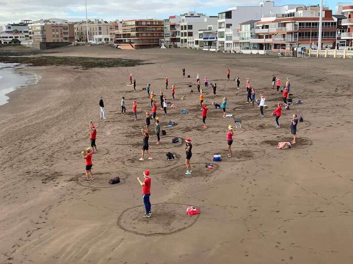 Los usuarios de las clases, el pasado viernes ataviados con motivos navideños (Foto TA)